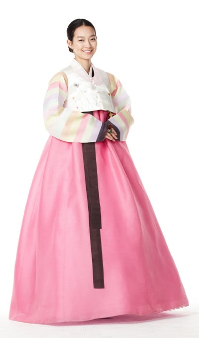 ↑우리나라 옛 속옷 가운데 ‘무지기’라는 것이 있는데 이것이 서양의 페티코트와 같은 역할을 했다.(ⓒ비비안 모델 신민아)