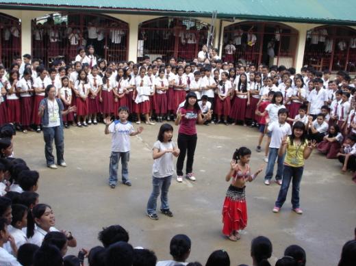 ▲전통춤을 배우는 모습