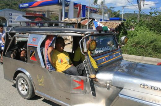 ▲필리핀 전통차 지프니