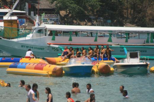 ▲화이트비치서 물놀이 하는 모습