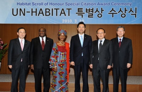 UN 해비타트의 특별상을 받은 시프트, 시상식 후 오세훈 서울시장과 UN관계자들이 기념촬영을 하고 있다.