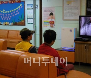 원주의료생협이 운영하는 밝음의원·밝음한의원 내부. 밝음의원과 한의원은 의사얼굴만 보고 나오는 3분 진료를 하지 않는다. 올해부터는 건강검진서비스를 시작, 고위험군의 예방적 건강관리에도 힘쓸 계획이다.