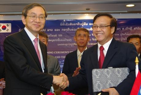 ↑ 김동수 한국수출입은행장(왼쪽)이 5월31일(현지시간) 라오스 비엔티안(Vientiane)에서 솜디 도앙디 재무부장관(Somdy Douangdy, Minister of Finance)을 만나 라오스 정부가 추진하고 있는 “메콩강 유역 북부 송전사업” 등 4개 사업에 대외경제협력기금(EDCF) 총 4700만 달러를 지원하는 차관공여 계약을 체결하고 악수하고 있다.(사진: 수출입은행)