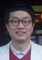 ↑페트병을 재생한 그린유니폼을 입은 박경완 SK와이번스 선수가 홈런을 치고 귀루하고 있다. ⓒSK와이번스