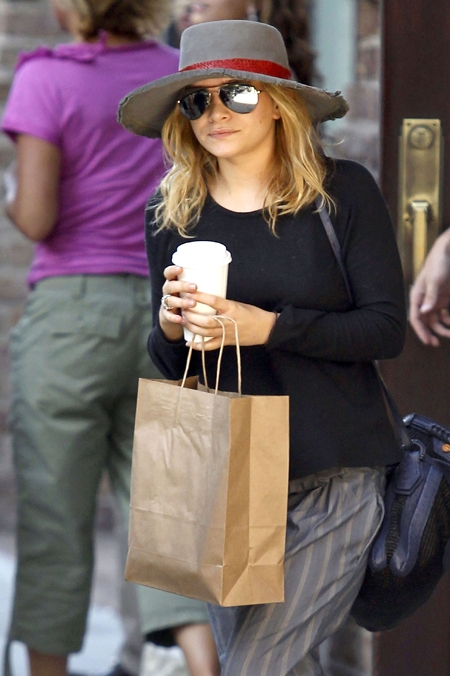 빈티지룩+생얼! 자칫 게을러보일 수 있는 스타일링이지만 보잉 선글라스로 커버업 성공! 케이트 올슨