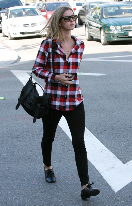 각진 얼굴에는 둥근 프레임의 선글라스를 써주면 약점을 커버할 수 있다. 페리스 힐튼.