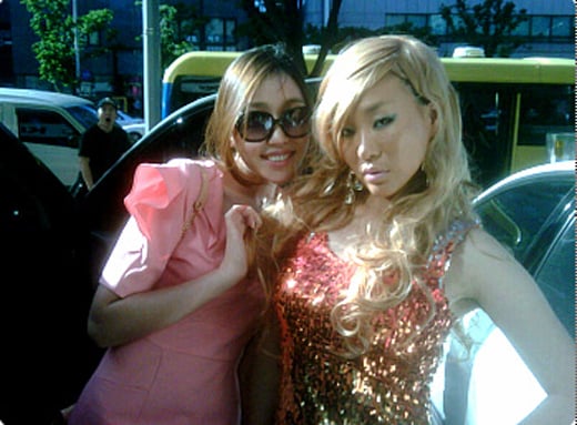 ↑MBC 예능프로그램 '무한도전' 출신 김태희(30) 작가가 자신의 미니홈피에 정주리(25)와 함께 찍은 사진을 28일 공개했다.ⓒ김태희 작가 미니홈피