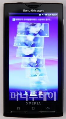 ↑ '엑스페리아X10'은 소니만의 세련된 느낌을 주는 안드로이드폰이다. ⓒ유동일 기자 eddie@