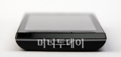 ↑ 무게는 135g이고, 크기는 가로 63mm, 세로 119mm다. ⓒ유동일 기자 eddie@