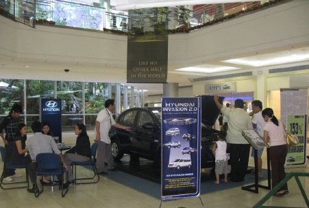 ↑현대차 필리핀 대리점이 마닐라의 대형 쇼핑몰 내부에 전시장을 마련하고 자동차를 홍보하고 있다.