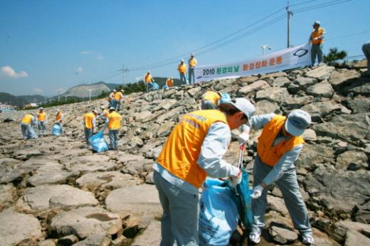 ↑르노삼성(대표 장 마리 위르띠제)이 '세계 환경의 날'을 맞아 지난 5월31일부터 6월5일을 환경주간으로 선포하고 환경정화운동을 펼쳤다고 4일 밝혔다.