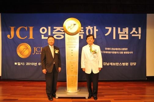 ↑기념식에서 박창일 연세의료원장(왼쪽)과 조우현 병원장