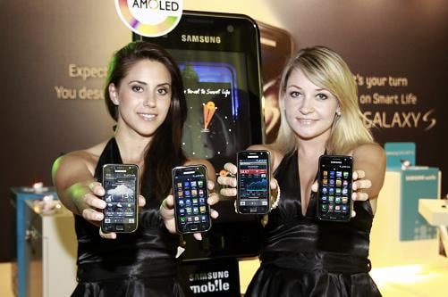 ↑ 지난 2일 스위스에서 열린 '갤럭시S' 론칭행사에서 도우미들이 기존 스마트폰보다 화질이 5배 선명한 슈퍼아몰레드를 장착한 삼성전자의 안드로이드폰 '갤럭시S'를 들어보이고 있다. 이달 중순부터 국내에 시판되는 '갤럭시S' 기종은 해외판매 기종과 달리 지상파DMB와 영상통화가 지원된다. (자료제공:삼성전자)