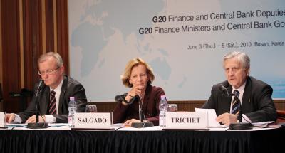 올리 렌 유럽연합(EU) 경제·통화 집행위원(사진 오른쪽) 엘레나 살가도 스페인 재무장관(가운데), 장 클로드 트리셰 유럽중앙은행(ECB) 총재(왼쪽)이 5일 주요 20개국(G20) 재무장관 및 중앙은행 총재 회의를 마치고 기자회견을 갖고 있다.