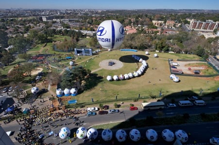 ↑2010 남아공 월드컵 공식 파트너 현대자동차는 지난 5일(현지시각) 남아공 요하네스버그 소재 ‘현대 스카이 파크’에서 김성환 현대차 마케팅사업부장, FIFA·남아공월드컵조직위원회·각국 축구협회 주요 인사 등이 참석한 가운데 ‘남아공 월드컵 굿윌볼 피날레’를 개최했다. (사진은 요하네스버그 일대에서 펼쳐진 굿윌볼 피날레 행사 전경)