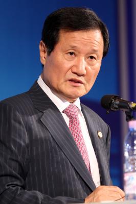 윤증현 기획재정부 장관이 5일 오후 그랜드호텔 브리핑룸에서 회의결과에 대한 의장국 기자회견을 갖고 있다.