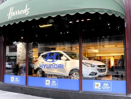 ↑현대자동차는 영국 소재 세계 최고급 백화점인 ‘해롯(Harrods) 백화점’에서 현지시간으로 6일부터 일주일 동안 ‘투싼ix’(현지명 ix35)를 전시한다.