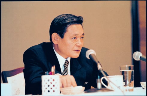 ↑1993년 6월7일 당시 51세의 이건희 삼성 회장이 독일 프랑크푸르트에서 삼성의 주요 계열사 임원들을 모아놓고 '마누라와 자식 빼놓고 다 바꾸라'는 혁신을 강조하고 있다.