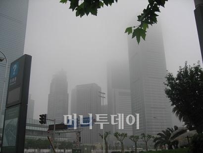 ↑ 중국 상하이 푸둥지구 스지다다오 인근. 50층 이상 초고층 빌딩들이 즐비해 있다.ⓒ정진우 기자