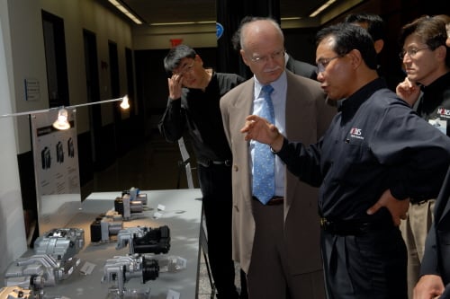 ↑현대모비스 해외사업본부장 이준형 전무(오른쪽에서 두 번째)가 Ford社의 기술개발 중역 Frank J.D Alessandro씨 (왼쪽에서 두 번째)를 대상으로 제동부품의 구조 및 기능을 설명하고 있다.