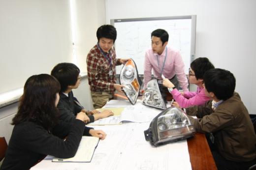 ↑ 에스엘 기술연구소 연구원들이 회의를 열고 있다.