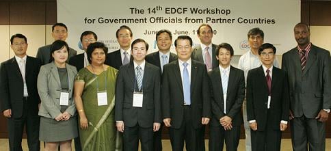 ↑ 이번 워크숍에 참가한 개도국 공무원들과 남기섭 수출입은행 부행장(앞줄 왼쪽에서 네번째)(사진: 수출입은행)