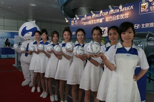 ↑중국 상하이에서 개최되고 있는 ‘2010 상하이 국제엑스포’의 현대차 전시관 내부 및 도우미들