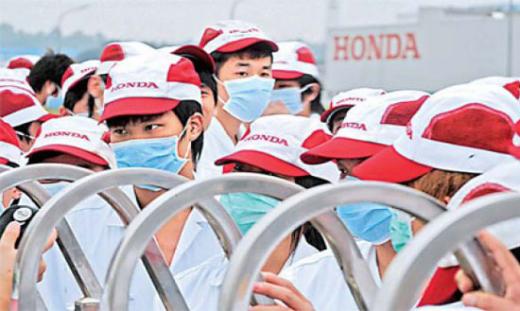 혼다 자동차 중국 공장 직원들이 공장 정문에서 침묵시위를 벌이고 있다.