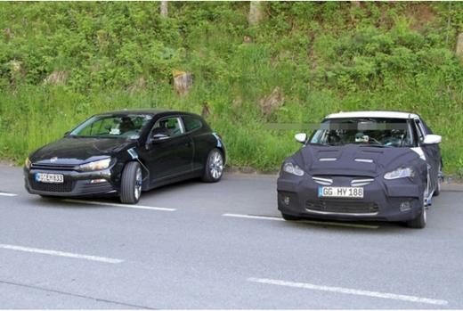 ↑현대차 '벨로스터'(오른쪽)과 폭스바겐 '시로코'(왼쪽)- 출처:에드먼즈닷컴