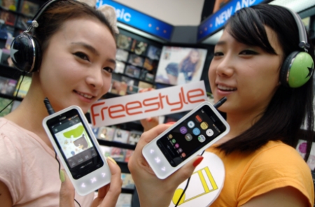 ↑LG전자 모델들이 13일부터 LG텔레콤을 통해 시판된 MP3 기능을 강화한 풀터치 뮤직폰 '프리스타일'을 소개하고 있다.