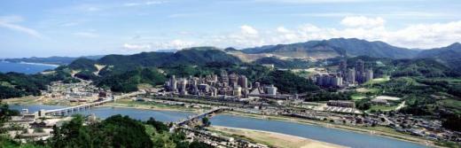 ↑강원도 삼척시에 위치한 동양시멘트 삼척공장 전경