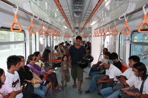 마닐라 통근열차 내부 모습.