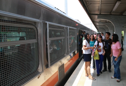 현지 주민들이 통근열차 탑승을 기다리고 있다.