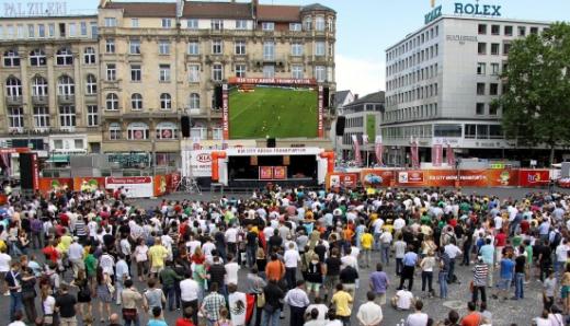 ↑사진은 11일(현지시간) 독일 프랑크푸르트 괴테 광장에서 열린 ‘기아 씨티 아레나 프랑크푸르트(Kia City Arena Frankfurt)’ 행사. 기아차는 현장에 쏘울, 스포티지R 등을 전시하고 각종 응원도구들을 배포하는 등 대한민국 길거리응원을 독일 월드컵 팬들에게도 알렸다.