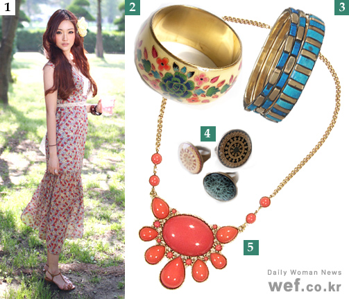 [1.쉬폰소재의 플라워 맥시드레스를 섹시하게 풀어냈다_도쿄루즈, 2.오리엔탈 느낌이 물씬 풍기는 플라워 뱅글_키씨히씨, 3.기분좋게 찰랑일 터키블루 뱅글_키씨히씨, 4.에스닉한 프린트가 속에 숨어있는 포인트 링_그루브마켓, 5.뚜렷한 레드오렌지 장식이 인상적인 빅 넥클레스_도쿄루즈]