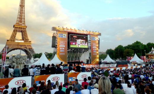 ↑사진은 지난 11일(현지시간) 프랑스 파리 에펠탑 앞 광장에서 열린 FIFA 팬 페스트(International FIFA Fan Fest) 행사 모습 기아차는 이 행사에서 쏘울, 벤가, 씨드 등을 대형 중계화면 바로 앞에 전시하고 각종 현장 이벤트를 펼쳤다.