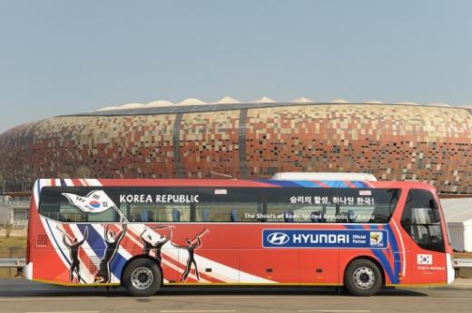 ↑남아공월드컵 한국대표팀 버스. '승리의 함성, 하나된 한국!' (The Shouts of Reds, United Republic of Korea! )이란 응원문구가 버스 래핑 부분에 들어가 있다.