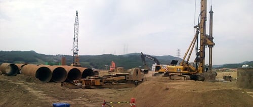 ↑아산 탕정사업자의 AMOLED 신공장 건설현장. 대지면적 4만2000평 규모의 건설부지에서 굴삭기, 크레인, 파일 항타기 등이 동원돼 터고르기 작업을 벌이고 있다.