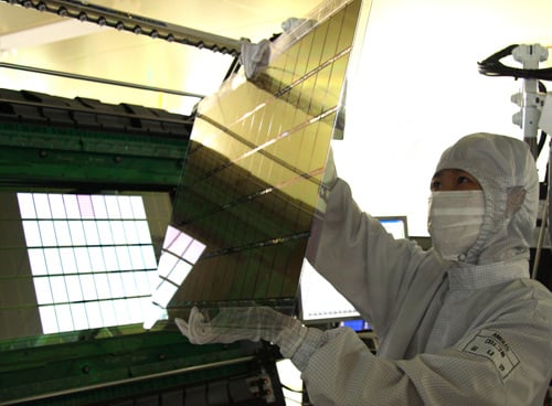 ↑삼성모바일디스플레이 직원이 천안사업장 라인에서 AMOLED(유기발광다이오드) 패널을 검사하고 있다. <사진제공=SMD>