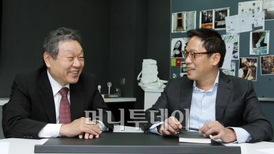 ▲어윤대 국가브랜드위원회 위원장(좌)과 정태영 현대카드·캐피탈 사장. 사진=유동일 기자
