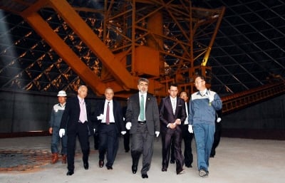 ↑터키 대통령을 수행 방한한 터키 정재계 고위인사들이 15일 현대제철 당진제철소를 방문, 친환경 시설인 밀폐형 원료돔 내부를 둘러보고 있다. (사진 왼쪽 두번째부터 알리 키바르 현대자동차 터키 합작법인 회장, 무스타파 추클리크츠오르 터키 수출협회 부회장, 타네르 이을드즈 에너지천연자원부 장관, 사진 맨 우측 현대제철 우유철 사장)