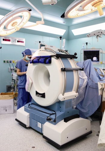 ↑모바일CT를 이용한 뇌종양 수술 모습.