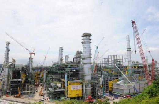 ↑파라자일렌타워 등 주요 핵심설비가 설치된 에쓰오일의 '온산공장 확장 프로젝트" 건설 현장.