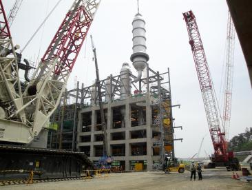 ↑나프타를 개질해 벤젠·톨루엔·자일렌(BTX) 같은 아로마틱 화합물을 생산하는 아로마이저 반응기를 설치하고 있다.