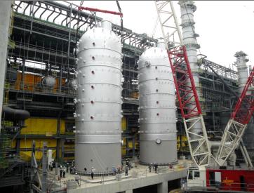 ↑혼합 자일렌에서 고순도의 파라자일렌(P-X)를 분리해 내는 반응기를 설치하는 장면.