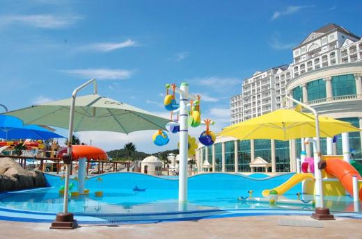 ↑충남 천안에 위치한 휴러클리조트는 3만3000㎡ 규모의 워터파크를 다음달 개장한다. 워터파크는 실내와 실외 공간으로 나뉘며 테마온천탕(8개), 파도풀, 비치풀 슬라이드(6기) 등이 들어섰다.