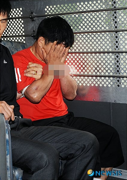 초등학생 여야를 납치 성폭행한 혐의로 구속된 김수철이 16일 오전 서울 영등포경찰서에서 검찰로 송치되고 있다.