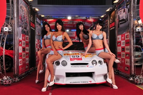 ↑지난해 서울오토살롱에서 금호타이어 튜닝카와 레이싱모델