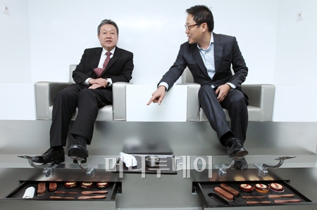 ▲어윤대 위원장과 정태영 사장이 여의도 현대카드 본사 내 슈샤인(Shoe shine)에서 구두를 닦으며 담소를 나누고 있다. 현대카드는 지난해 사내 시설에 대한 리노베이션을 실시하면서 이 같은 슈샤인을 설치했다. 미국 뉴욕 출장 중 방문한 록펠러센터 내 슈샤인 시설을 보고 영감을 받은 정 사장이 직접 설치를 주문했다. 사진=유동일 기자