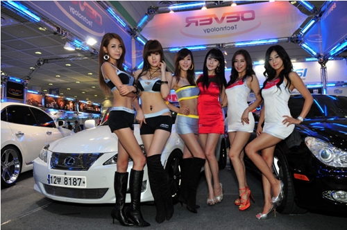 ↑2009 서울오토살롱에 참여한 레이싱모델들